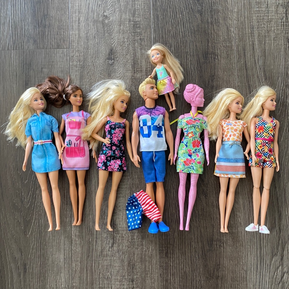 8 set Barbie dolls